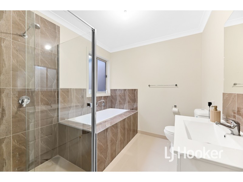 9 Hunt Way, Pakenham VIC 3810