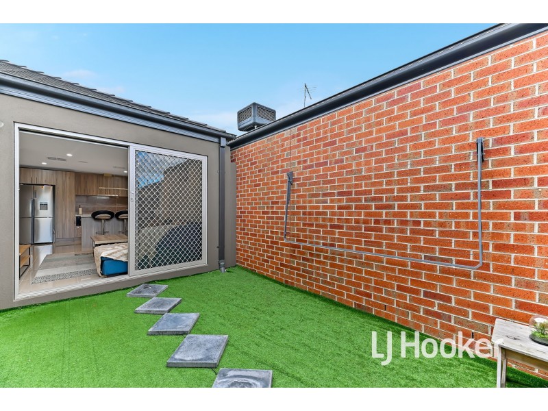 9 Hunt Way, Pakenham VIC 3810