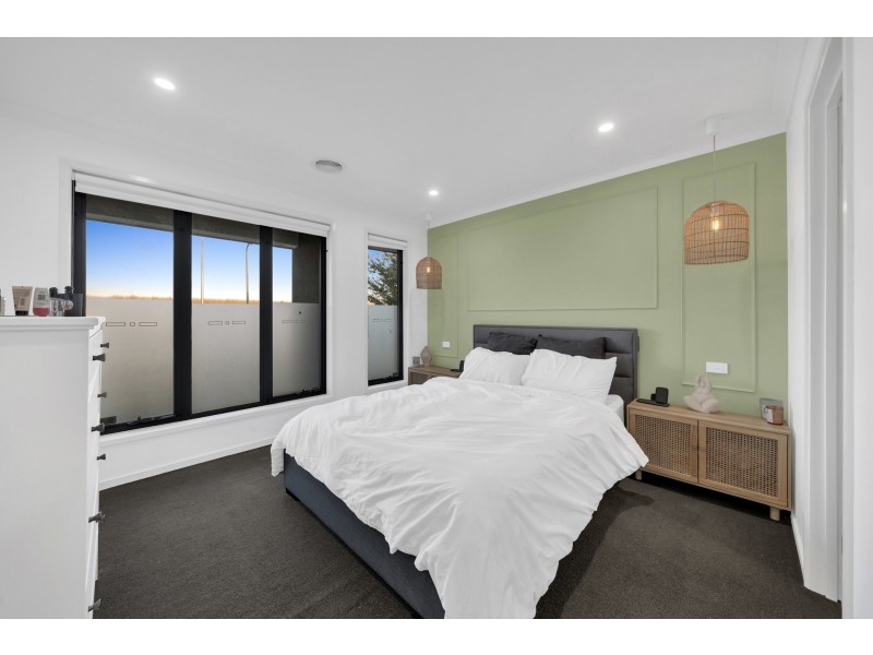 29 Walhallow Drive, Clyde North VIC 3978