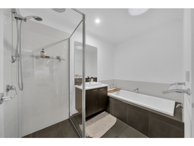 29 Walhallow Drive, Clyde North VIC 3978