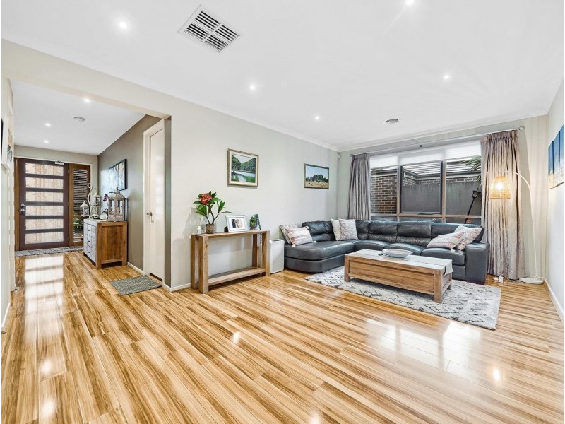 7 Holsteiner Terrace, Clyde North VIC 3978