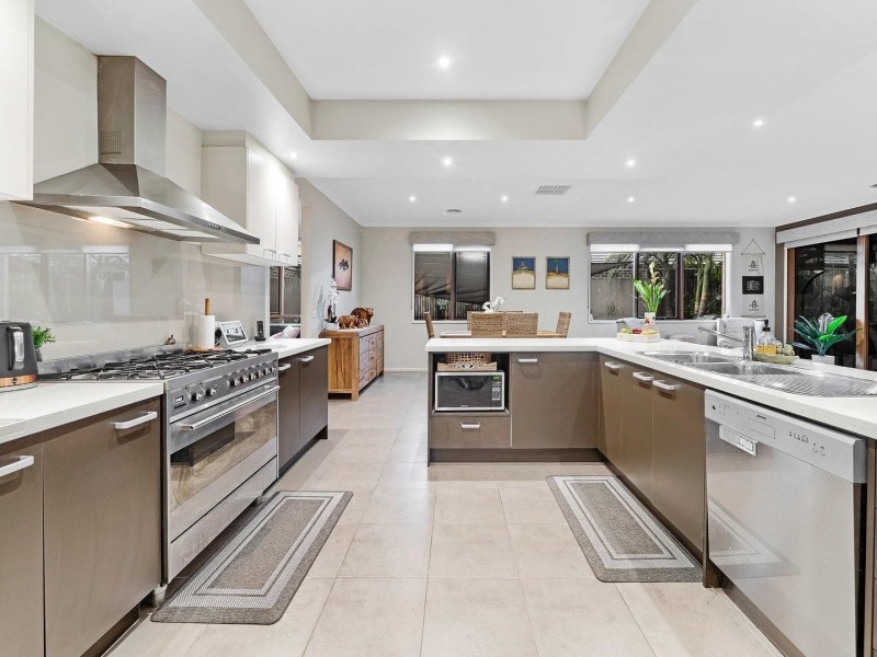 7 Holsteiner Terrace, Clyde North VIC 3978