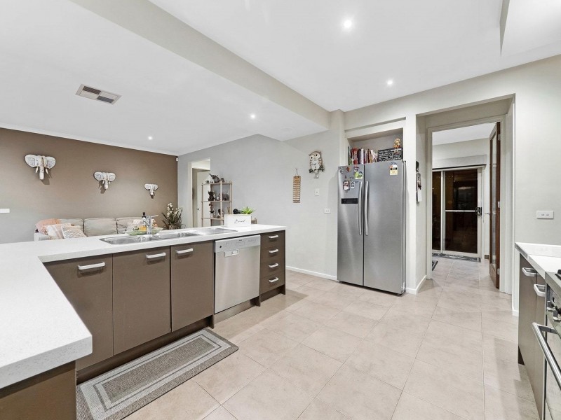 7 Holsteiner Terrace, Clyde North VIC 3978