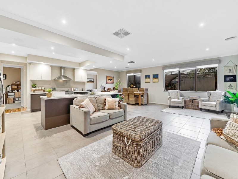 7 Holsteiner Terrace, Clyde North VIC 3978