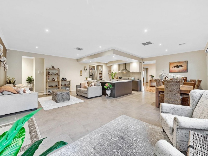 7 Holsteiner Terrace, Clyde North VIC 3978