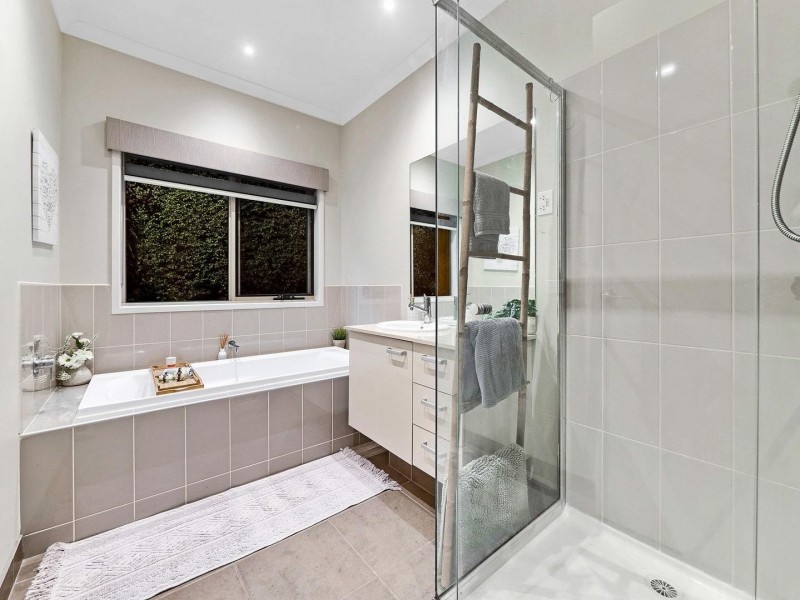 7 Holsteiner Terrace, Clyde North VIC 3978