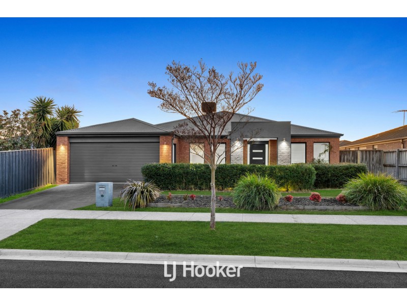 8 Robusta Avenue, Cranbourne VIC 3977