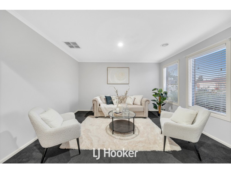 8 Robusta Avenue, Cranbourne VIC 3977