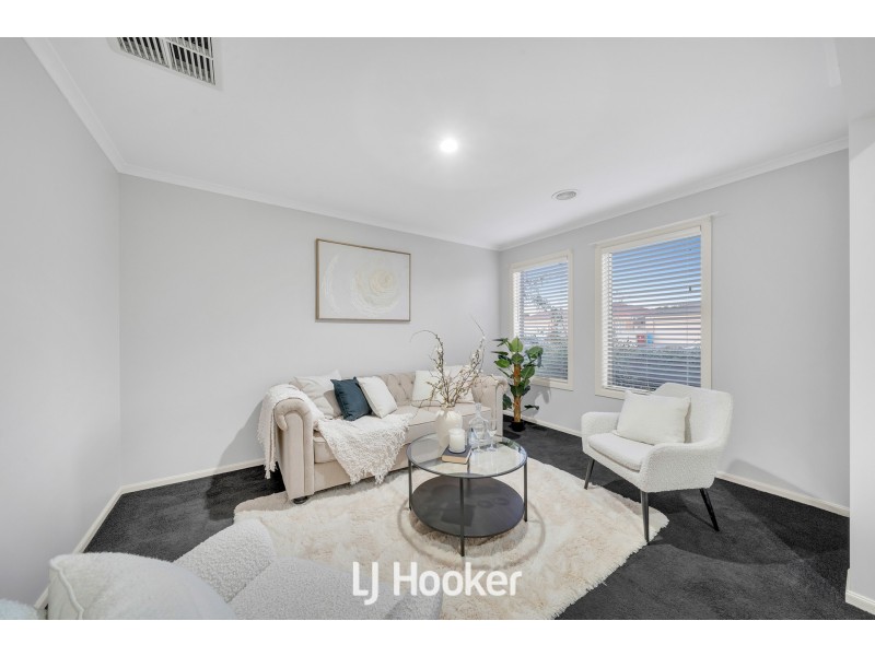 8 Robusta Avenue, Cranbourne VIC 3977