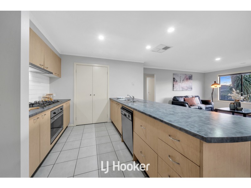 8 Robusta Avenue, Cranbourne VIC 3977