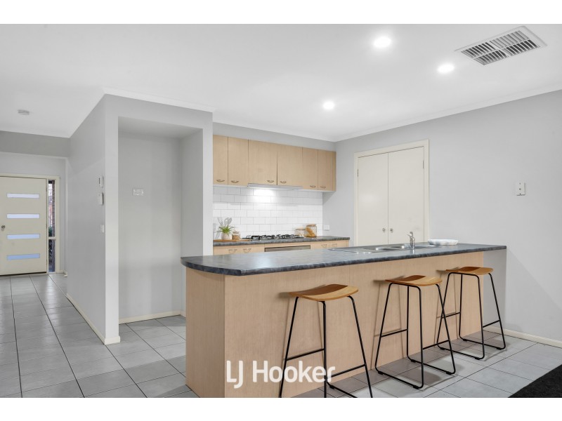 8 Robusta Avenue, Cranbourne VIC 3977