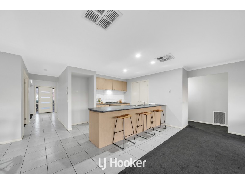 8 Robusta Avenue, Cranbourne VIC 3977