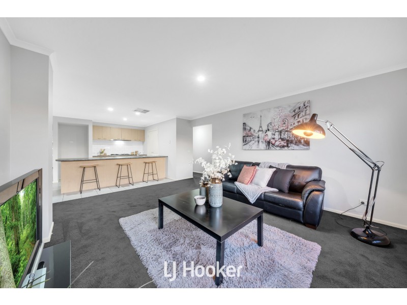 8 Robusta Avenue, Cranbourne VIC 3977