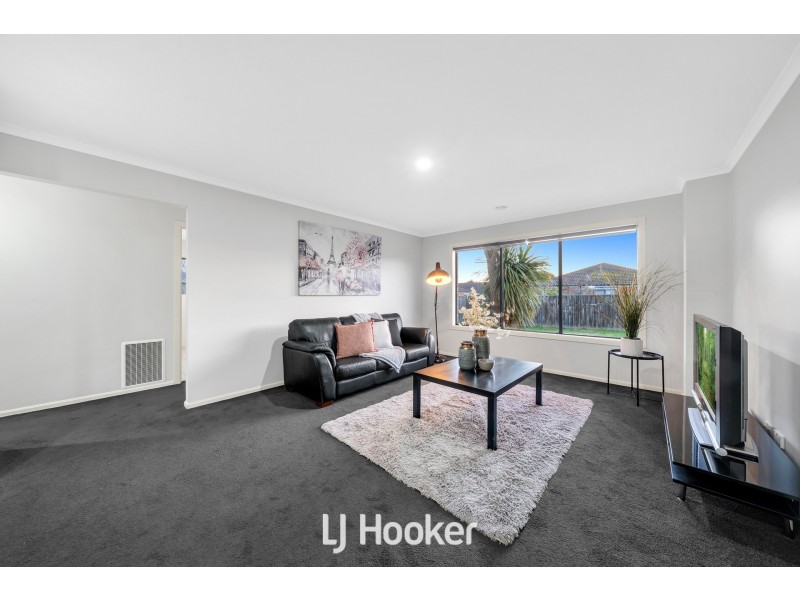 8 Robusta Avenue, Cranbourne VIC 3977