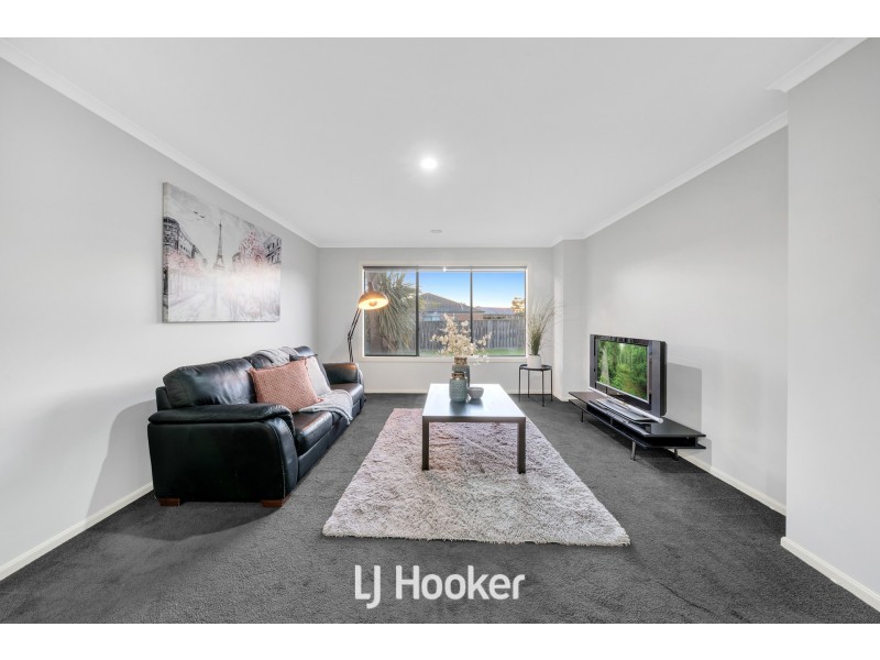 8 Robusta Avenue, Cranbourne VIC 3977