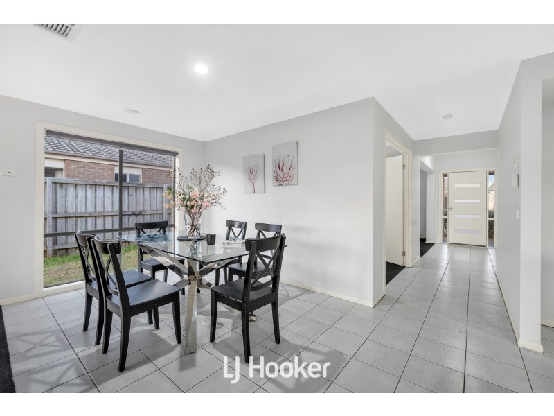 8 Robusta Avenue, Cranbourne VIC 3977