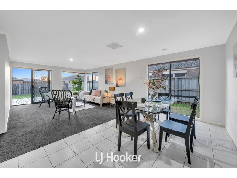 8 Robusta Avenue, Cranbourne VIC 3977