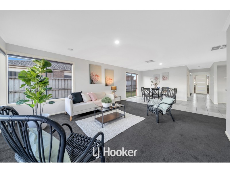 8 Robusta Avenue, Cranbourne VIC 3977