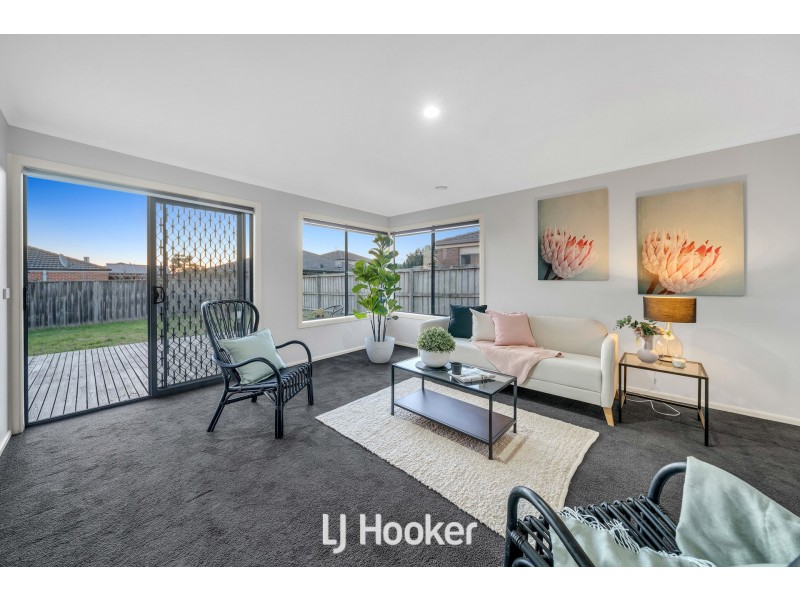 8 Robusta Avenue, Cranbourne VIC 3977