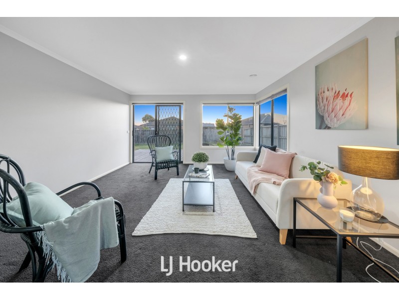 8 Robusta Avenue, Cranbourne VIC 3977