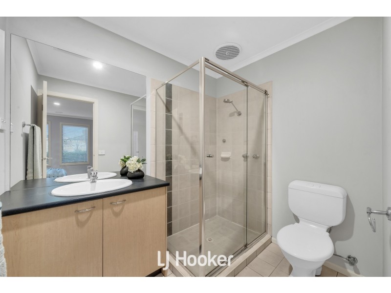 8 Robusta Avenue, Cranbourne VIC 3977