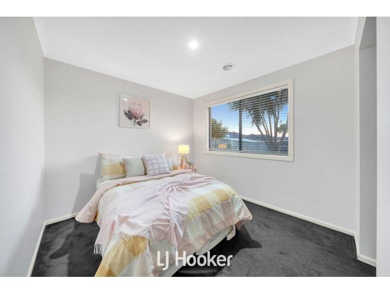 8 Robusta Avenue, Cranbourne VIC 3977