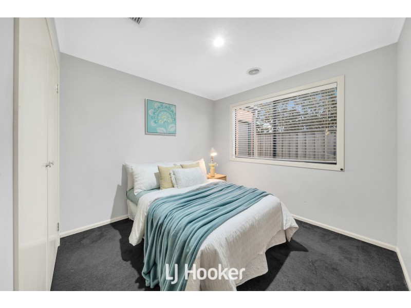 8 Robusta Avenue, Cranbourne VIC 3977