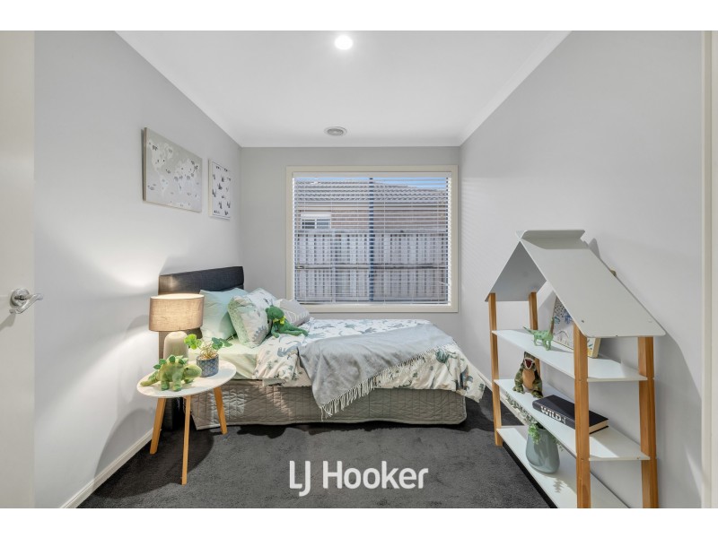 8 Robusta Avenue, Cranbourne VIC 3977