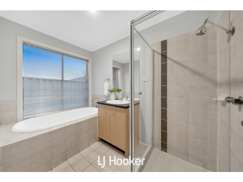8 Robusta Avenue, Cranbourne VIC 3977