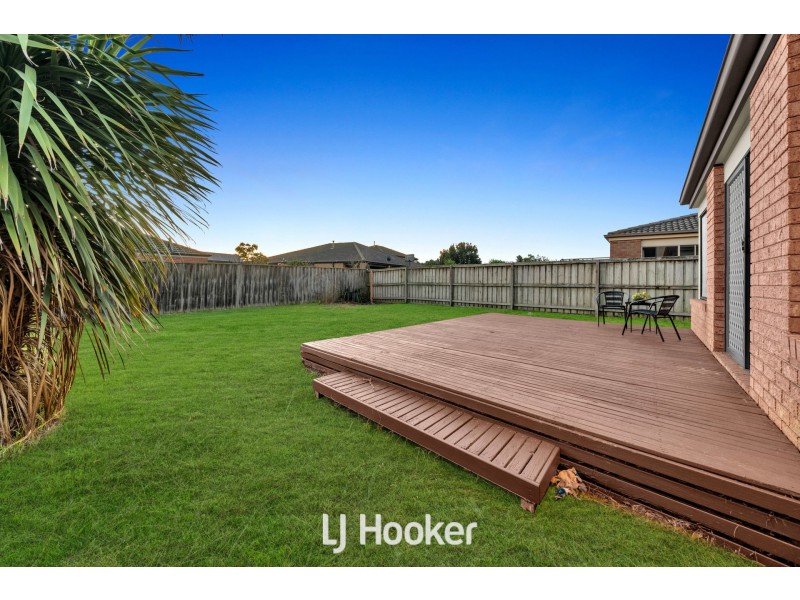 8 Robusta Avenue, Cranbourne VIC 3977
