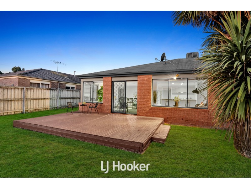 8 Robusta Avenue, Cranbourne VIC 3977