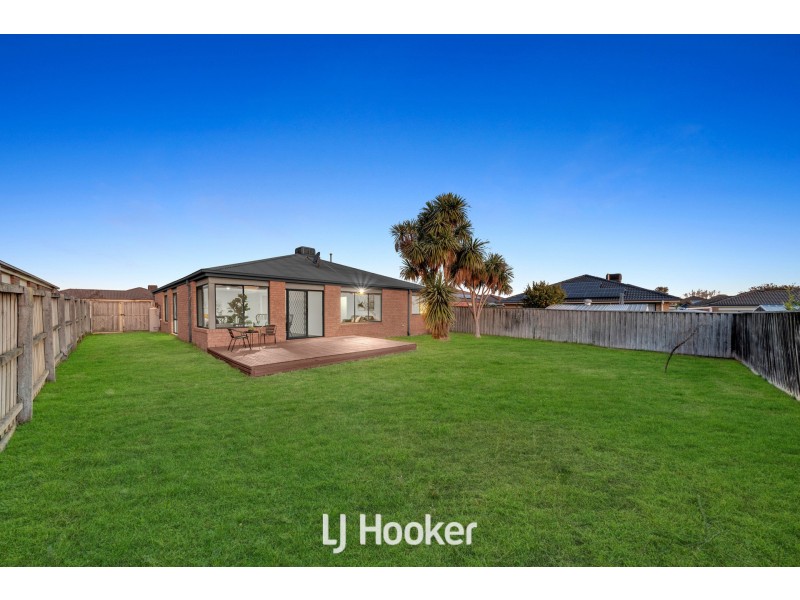 8 Robusta Avenue, Cranbourne VIC 3977