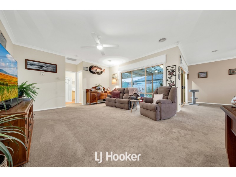 4 Louise Mack Walk, Lynbrook VIC 3975