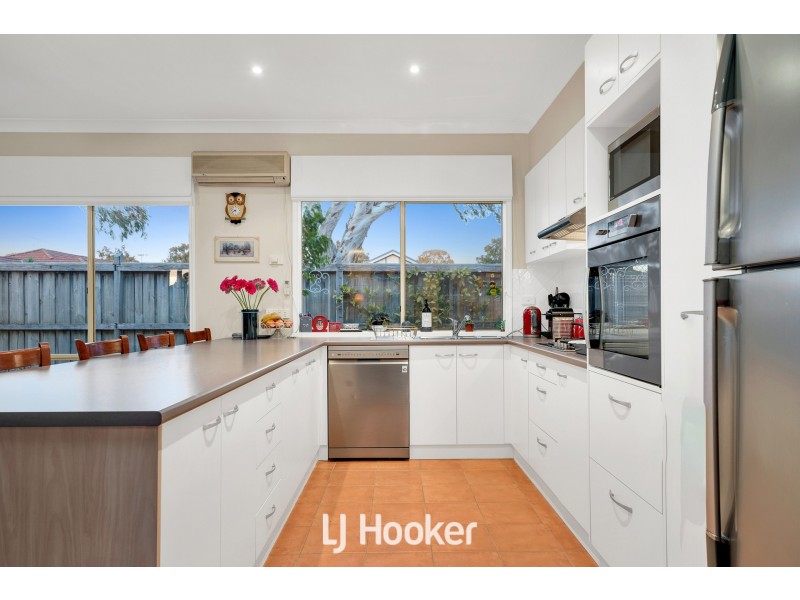 4 Louise Mack Walk, Lynbrook VIC 3975