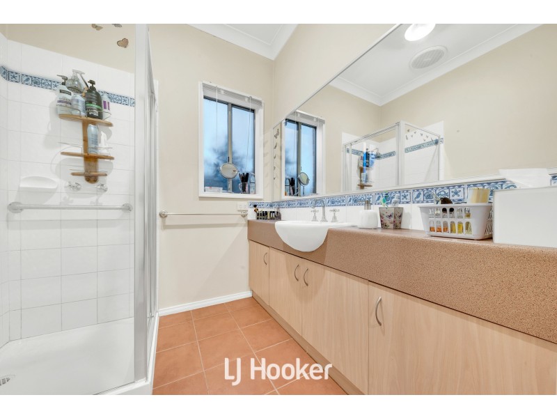 4 Louise Mack Walk, Lynbrook VIC 3975