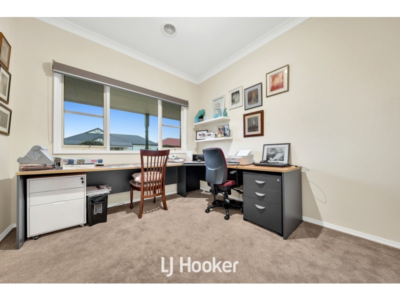 4 Louise Mack Walk, Lynbrook VIC 3975