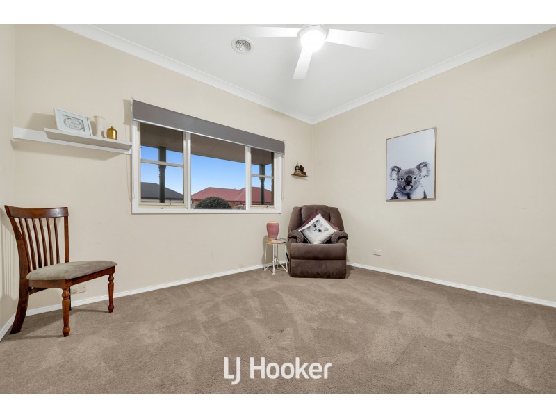 4 Louise Mack Walk, Lynbrook VIC 3975