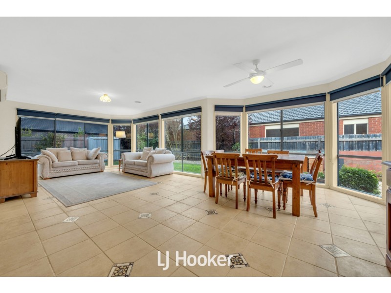 30 Eldershaw Drive, Lynbrook VIC 3975