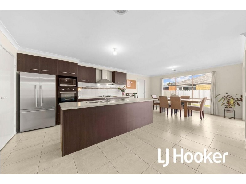 11 Northumbria Street, Cranbourne East VIC 3977