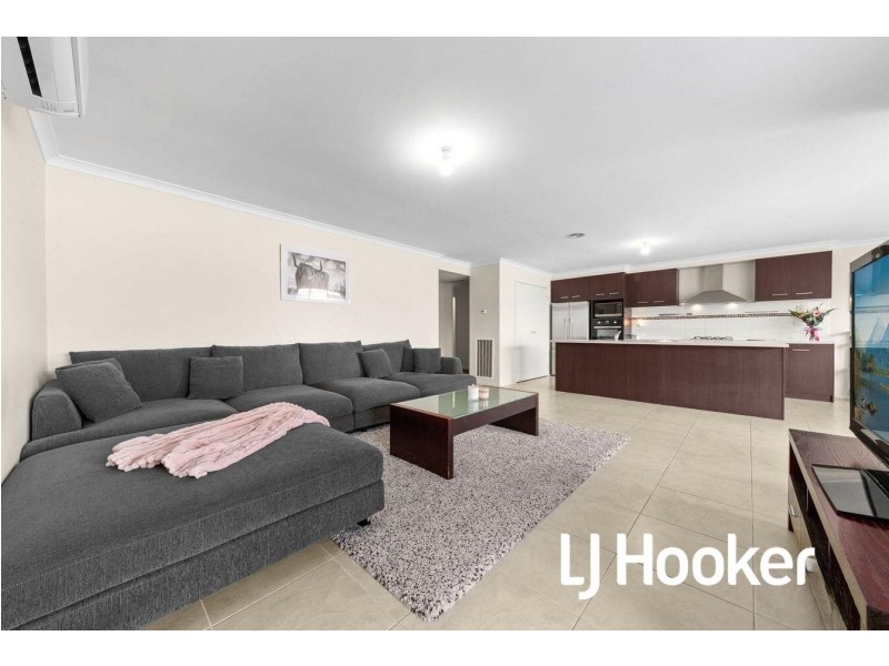 11 Northumbria Street, Cranbourne East VIC 3977