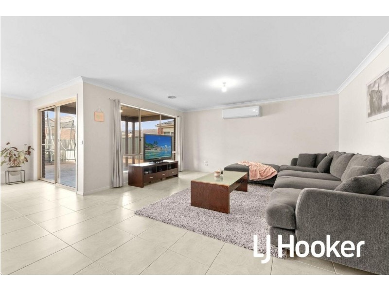 11 Northumbria Street, Cranbourne East VIC 3977
