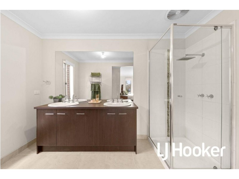 11 Northumbria Street, Cranbourne East VIC 3977