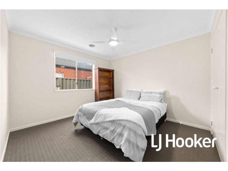 11 Northumbria Street, Cranbourne East VIC 3977