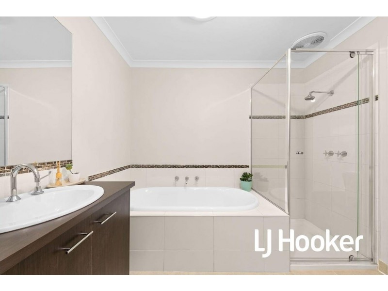 11 Northumbria Street, Cranbourne East VIC 3977