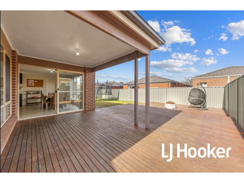 11 Northumbria Street, Cranbourne East VIC 3977