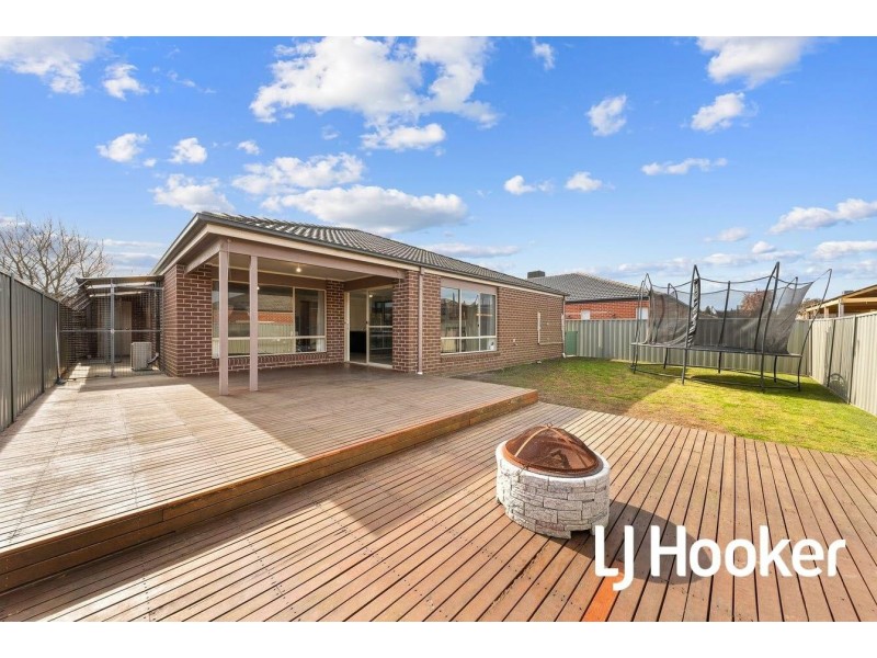 11 Northumbria Street, Cranbourne East VIC 3977