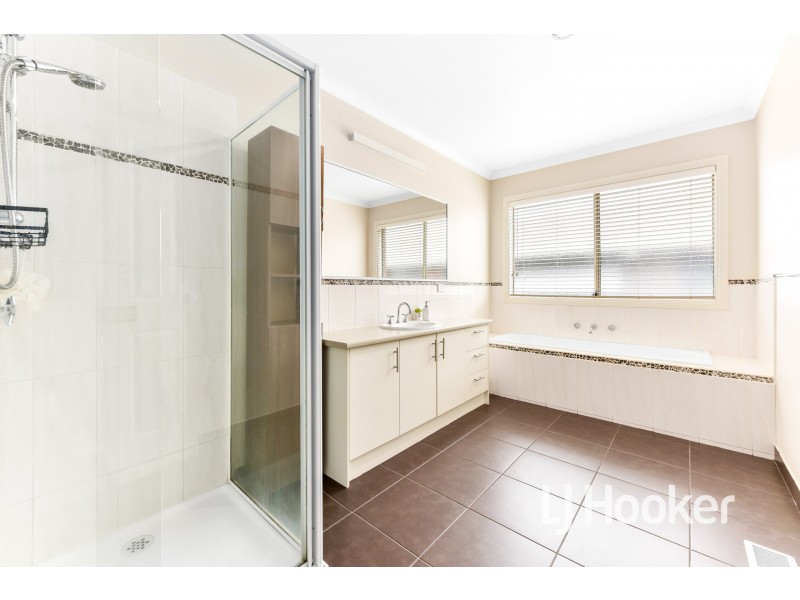 8 Rachael Court, Pakenham VIC 3810