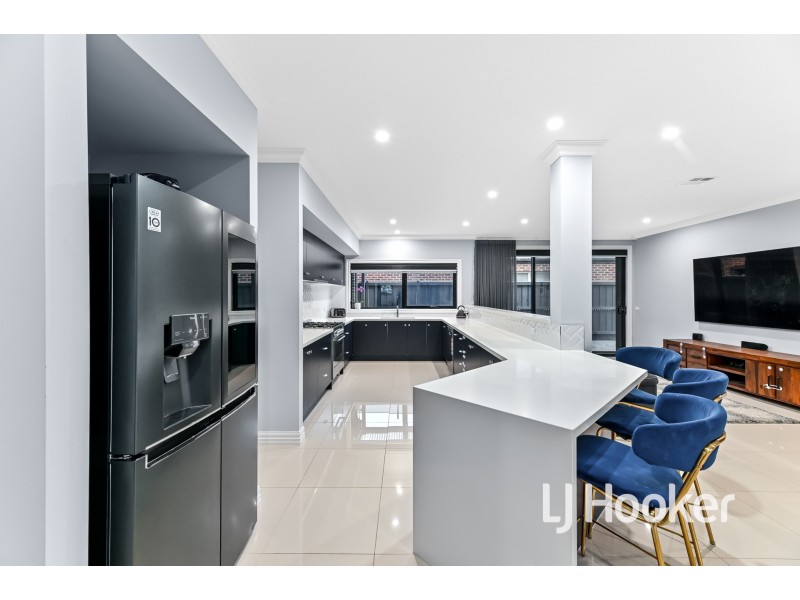 46 Meyer Crescent, Clyde North VIC 3978