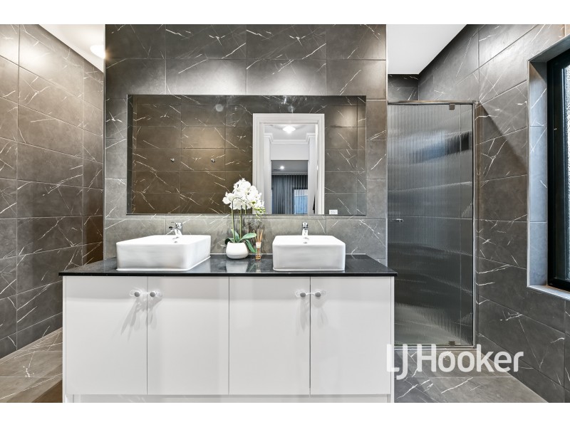 46 Meyer Crescent, Clyde North VIC 3978