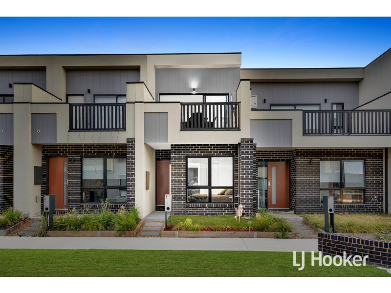 10 Myrtle Walk, Cranbourne West VIC 3977